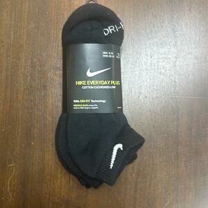 Nike everyday plus cottonn cushioned Low socks 
Men’s 8-12
Women’s 10-13